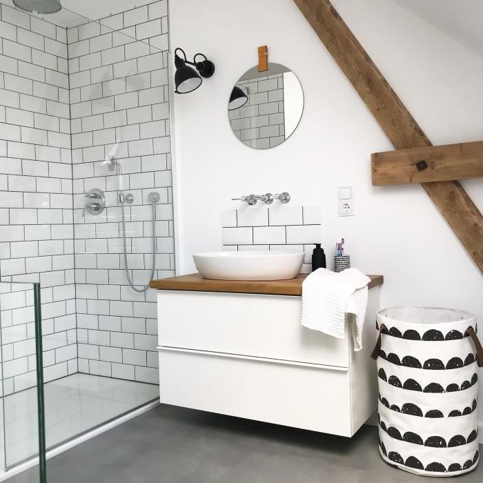 5 m2'lik bir banyoda rustik dekor, taklit beton zeminli ve çıplak ahşap kirişli beyaz modern banyo