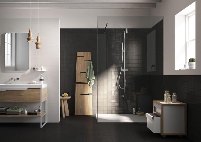sivo -bela kopalnica z italijansko prho, omejeno s stekleno steno, kopalniško pohištvo s čistimi linijami v lesu in beli barvi