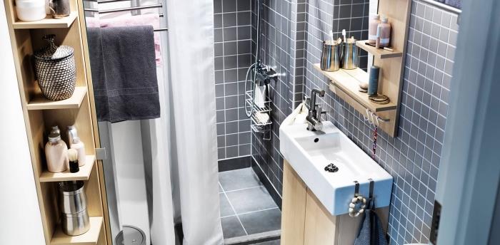 sivo -bela kopalnica z odprtim navpičnim skladiščenjem in ogledalom za shranjevanje lesa z majhnimi policami