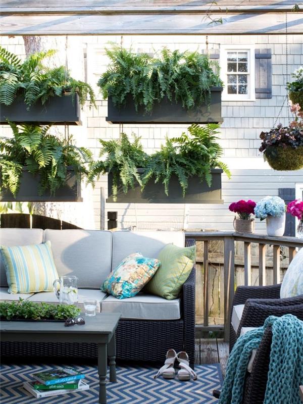 balkonski pokrov zunanja dekoracija ideja pokrov pogled stanovanje z visečimi rastlinami sadilniki zelene rastline okrasne blazine