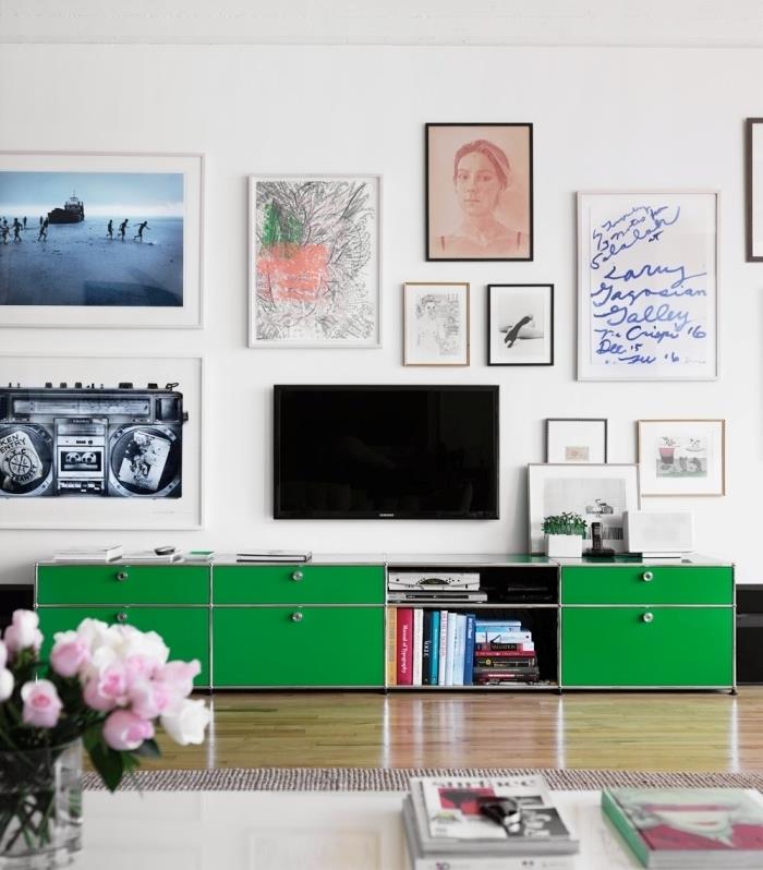 Fotoğraf posteri fotoğraf çerçeveleri ile duvar duvar dekorasyonunun arkasındaki TV kablosu kapağı yeşil dolap