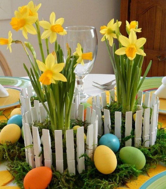 yetişkinler için Paskalya DIY etrafında çiçek içinde çiçek ve Paskalya yumurtaları ile beyaz mandal tencere kapağı