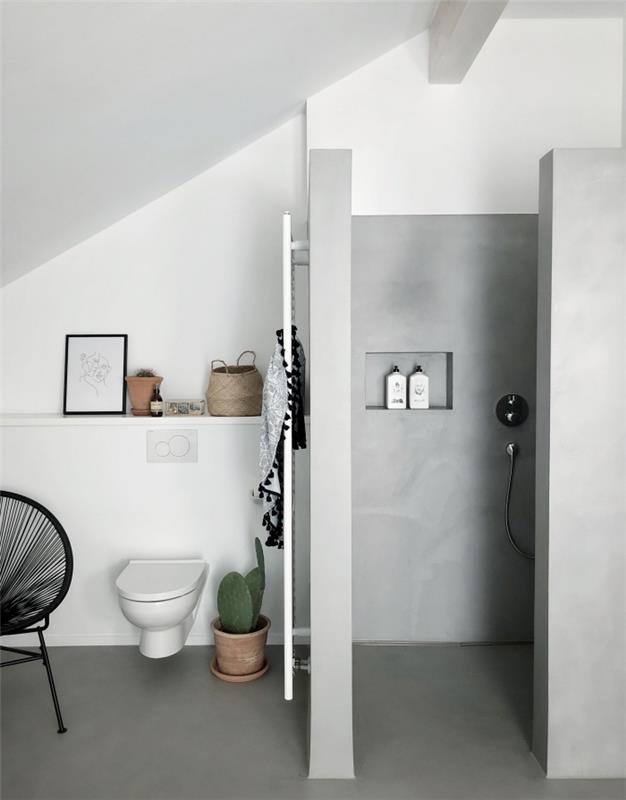 Duşlu küçük bir banyoda eğimin altında dekoratif bir fikir, duvar depolama nişli beton boya duvar kaplaması