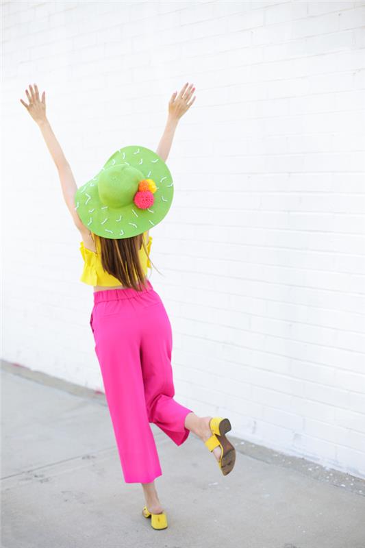 ženske hlače v roza barvi fuschia v kombinaciji z rumenim vrhom, darilo, ki ga naredite sami, primer kapelina, okrašenega s kaktusom