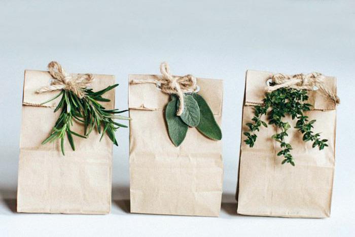 kaip įpakuoti mažą dovanų maišelį į kraftpopierių su vilna ir smulkia žolelių virvele kaip žalią gėlių papuošimą