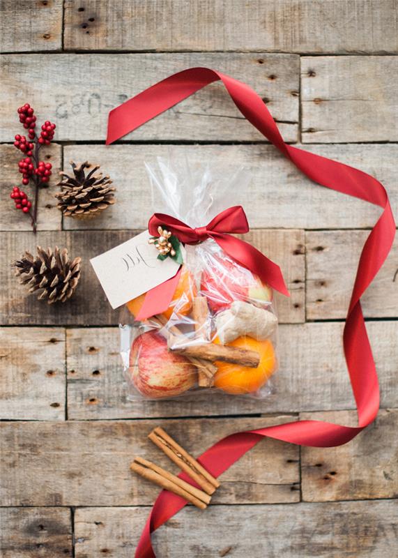 Božično darilo za enostavno izdelavo prozorne vrečke oranžna jabolka cimet ingver borov stožec okras s trakom