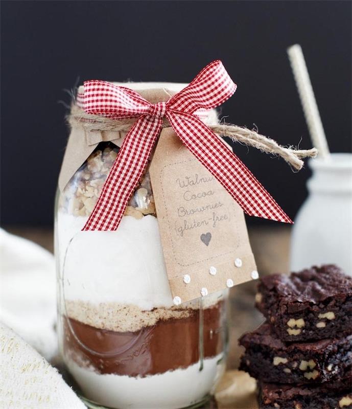 Kalėdų dovanos idėja pasigaminti patiems, stiklinis indelis su ingredientais, kad būtų paruoštas pyragas, originali gurmaniškų dovanų idėja