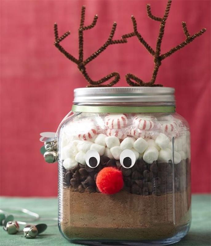 Ideja za božično darilo za najstnika, mešanica vroče čokolade, kakav, čokoladni čips, marshmallows in bonboni iz poprove mete, stekleni kozarec z lesom