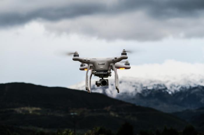 Ideja za božično darilo za moškega, ki obožuje tehnološke pripomočke, dron s kamero na vozilu v gorah