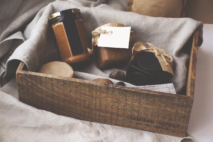 Basit ve kullanışlı yeni eve taşınma hediyesi fikri yeni eve taşınma hediyesi kutusu ahşap saklama kutusunda güzel bir hediye tahin reçeli ve bal