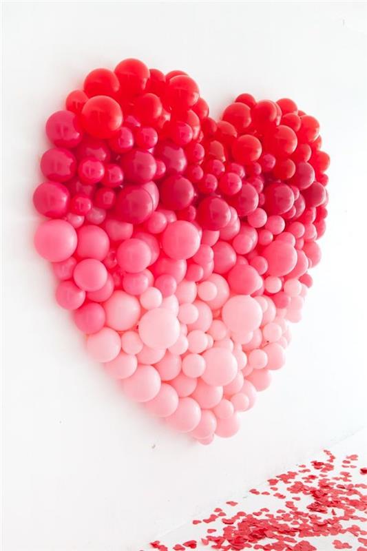 sevgilisi için el yapımı hediye duvara yapıştırılmış farklı renklerde balonlardan yapılmış bir renk