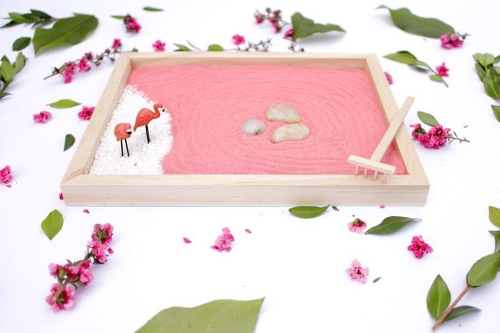 pembe kum yatağı, mini tırmık ve flamingo figürleri ile minyatür bir zen bahçesi, DIY anneler günü hediyesi fikri