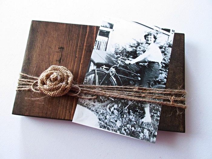 držalo za fotografije v rustikalnem dizajnu iz predelanega lesa, okrašeno z mešanico vrtnic in konopljinimi nitmi