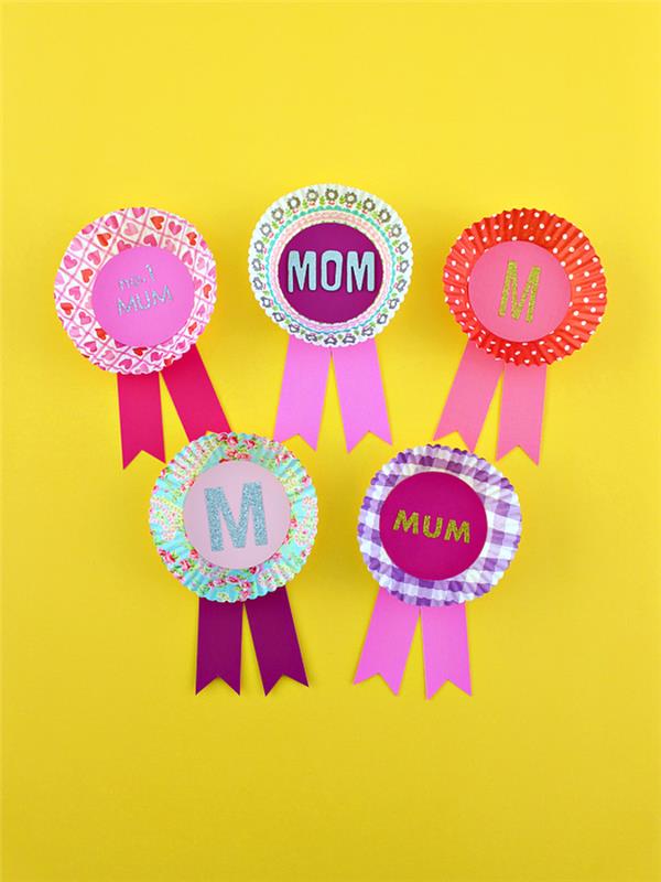 Yeni yürümeye başlayan çocuklar için kendin yap Anneler Günü fikri, muffin kutularından yapılmış özel Anneler Günü madalyaları