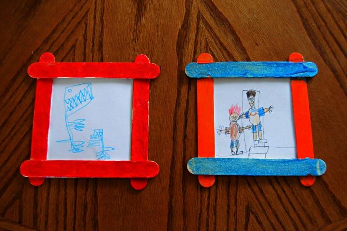 Yeni yürümeye başlayan çocuklar için DIY Babalar Günü, sevimli bir çizim eşliğinde dondurma çubukları ile ev yapımı bir fotoğraf çerçevesi