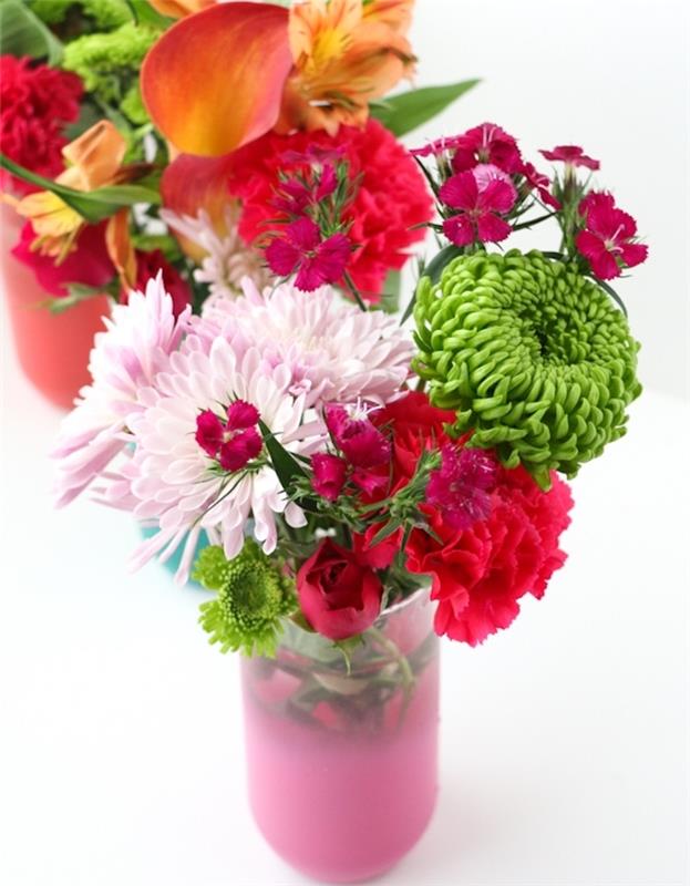 Kalėdų dovanos mamai pavyzdys, suasmeninta rožinių dažų vaza, šešėlinis efektas, spalvingų gėlių puokštė