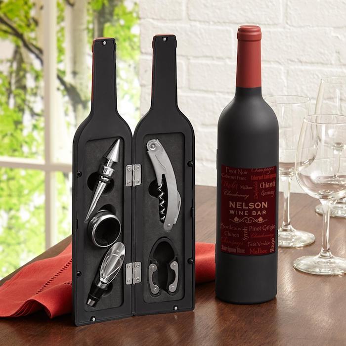 Gizli aksesuarlarla evle ilgili şarap şişesi sunmak için yeni eve taşınma partisi fikri parti yeni eve taşınma hediyesi fikri seçmek için ne hediye
