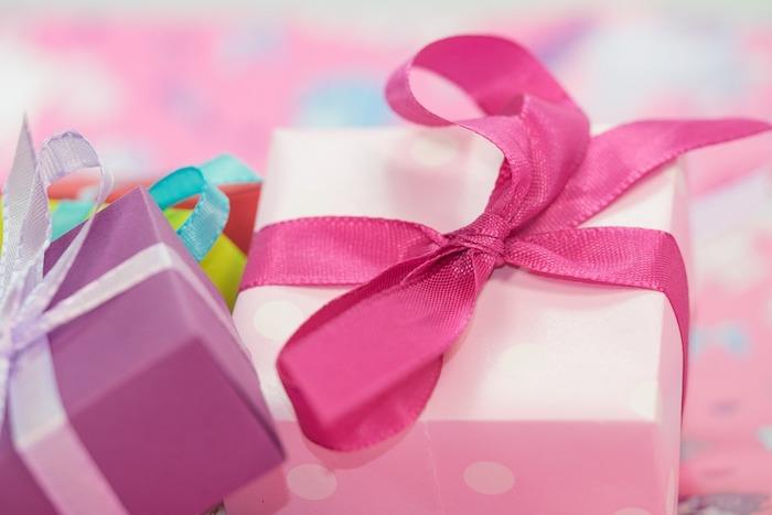 ideja za darilo, domača darilna škatla, roza trak, vijolična škatla, malo presenečenje