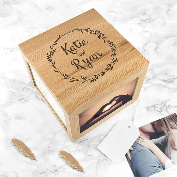 osebni model lesene škatle z nekaj fotografijami in gravuro z imeni, ideja za presenečenje za valentinovo