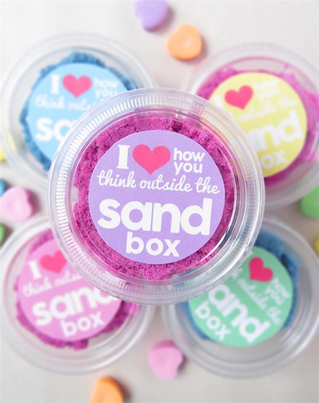 Kişiselleştirilmiş bir etiketle süslenmiş bir kutu ev yapımı sihirli kum içeren orijinal bir sevgililer günü hediyesi fikri