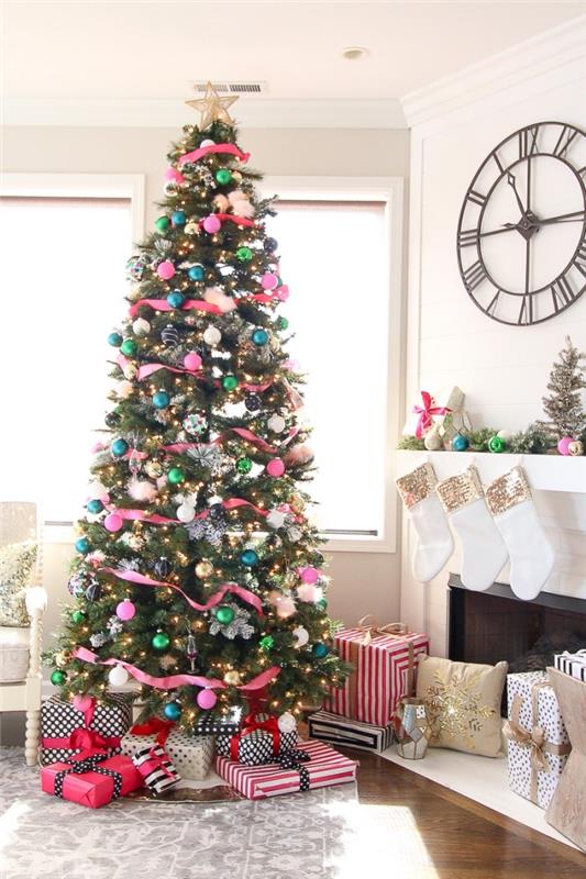 beyaz bir oturma odası için modern bir ağaç nasıl dekore edilir, pembe kurdelelerle süslenmiş büyük bir Noel ağacı modeli