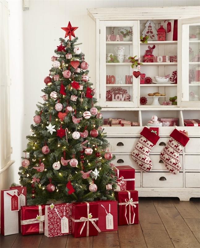 raudono popieriaus dovanos Kalėdų kojinės elnių raštai gražiausios Kalėdų eglutės balti rutuliai raudona žvaigždė