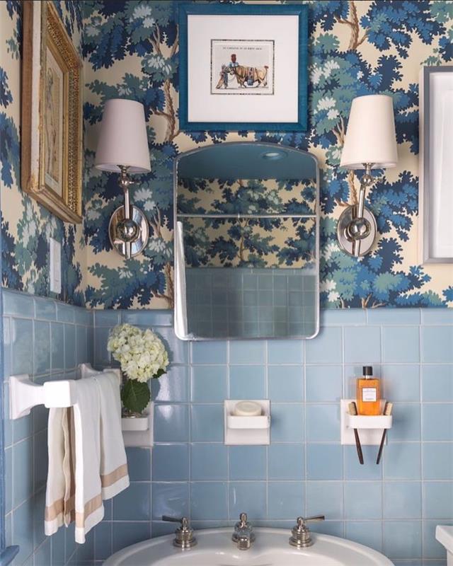 Değişen renkler, banyo dekorasyon fikirleri, banyo fayansı çıkartmaları ile egzotik ağaçların üzerine açık mavi fayanslar ve boyalı kağıtlar