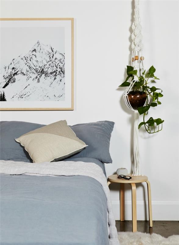 postavitev spalnice za odrasle v minimalističnem slogu v nevtralnih barvah s pohištvom iz svetlega lesa, obešalnikom za rastline DIY iz makrameja