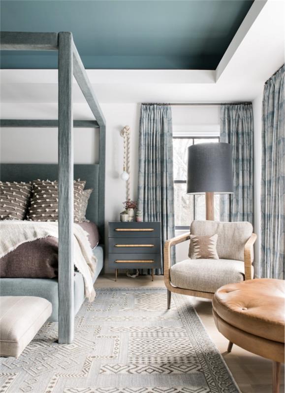 beyaz duvarlar ve eski ahşap mobilyalar ve kahverengi deri ile döşenmiş mavi tavan ile yetişkin yatak odası dekoru