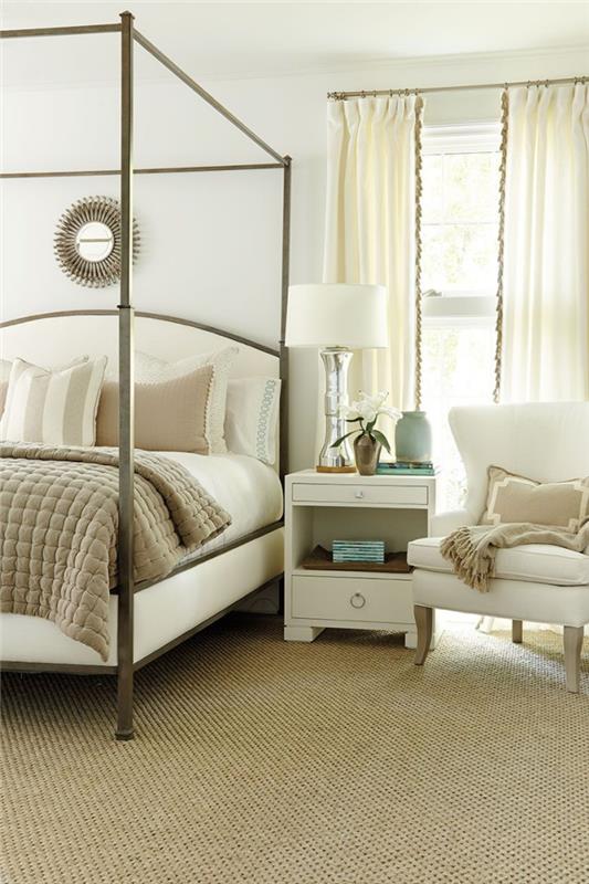 büyük çerçeveli yatak ve beyaz deri koltuk ile yetişkin yatak odası mobilyaları, bej halı ile net iç tasarım