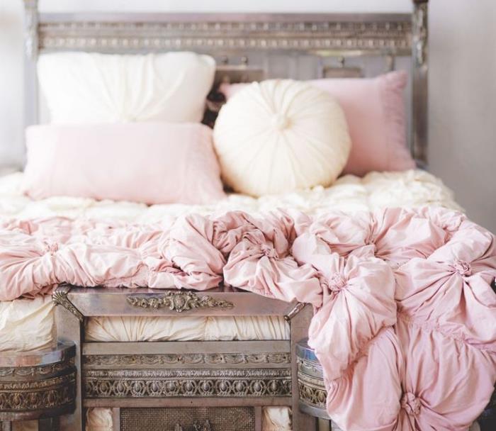 rožinės spalvos pudra patalynė ir dekoratyvinės pagalvės buduaro lovos dekoravimui baroko moters miegamajame