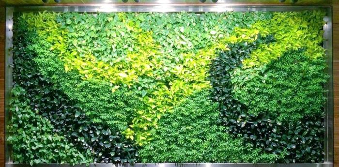 yeşil ve sarının çeşitli tonları, spiral ve dalga desenleri, iç duvar halısı, büyük dikdörtgen sakinleştirici yeşil panel ile dikey mahsul