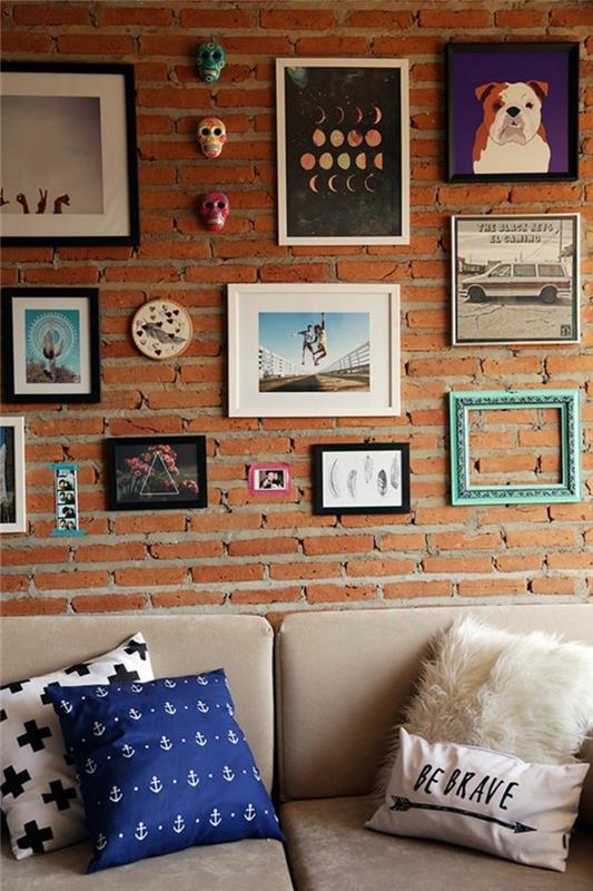 çerçeveler duvarı, turkuaz boş fotoğraf çerçevesi, köpek çizimi, ayın evreleri, siyah çerçeve, tuğla duvar