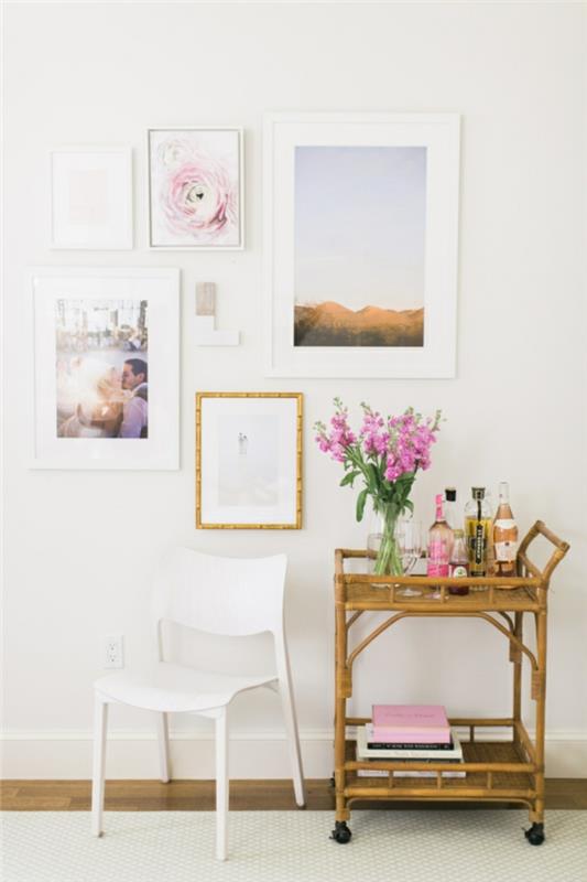 duvar dekorasyonu, dikdörtgen çerçeve, şişeler, plastik sandalye, beyaz duvarlar, pembe çiçek fotoğrafları
