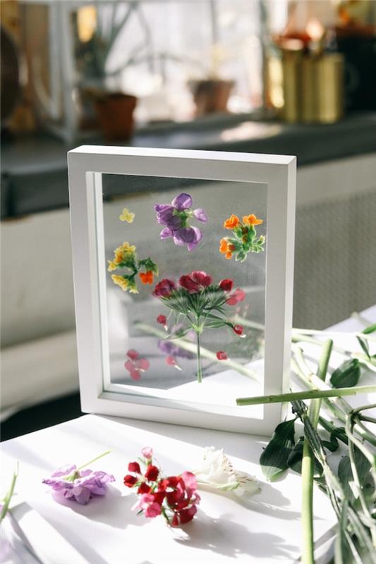 originali rankų darbo motinos dienos idėja su džiovintomis gėlėmis, pasidaryk pats herbariumas po stiklu madingam sienų dekoravimui