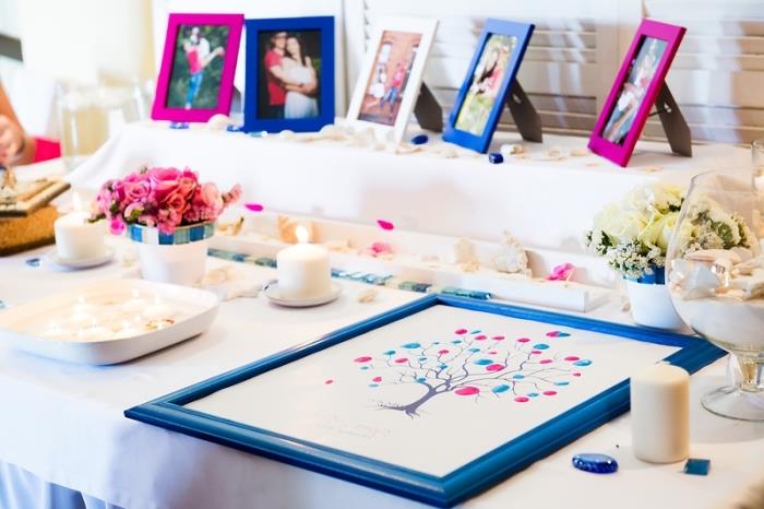 scrapbooking ideja za poročni koktajl, dekoracija poročne mize z belimi svečami in okvirji za fotografije mladoporočencev
