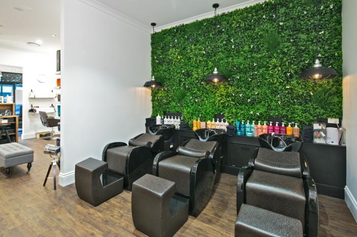 vertikalus sodas, žalia siena, erdvus kambarys, kavinė, futuristinio dizaino stalai ir foteliai ruda, žalia siena už baro