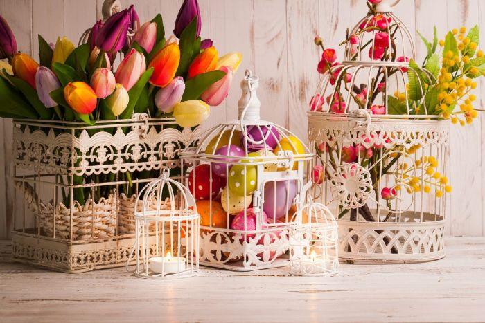 vintage ptičji zaboj kapni okras spomladanskega cvetja tulipani in barvna jajca primer velikonočne dekoracije, da se naredi sam