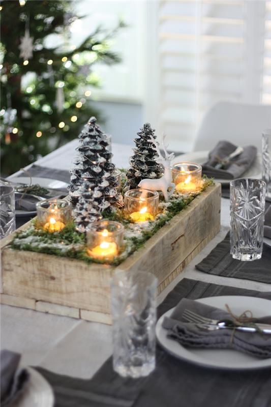 natūralaus medžio dėžutė, led žvakės, Kalėdų eglutė su šviesiomis girliandomis, balta ir pilka dekoracija