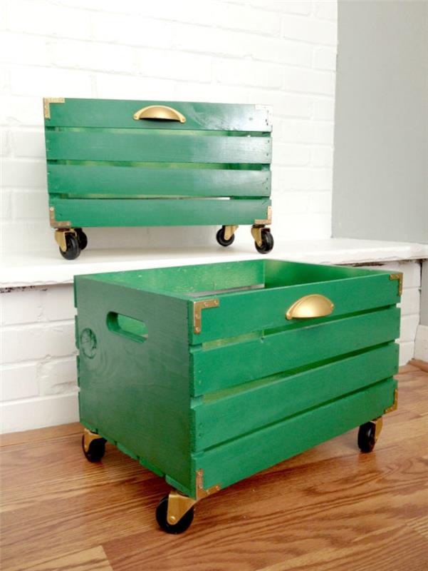 regeneruota medinė dėžė perdažyta žalia spalva ir nukreipta į mažą batų spintelę su ratukais