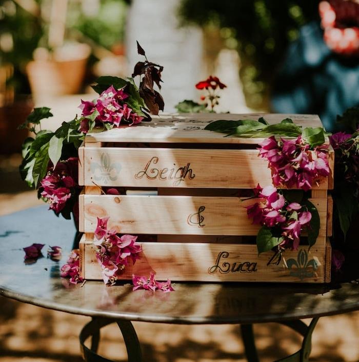 ideje za poročno dekoracijo, ki jih naredite sami, lesena škatla z imeni gostov, cvetlična dekoracija