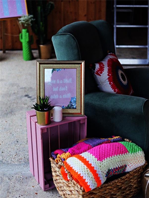 Dekorativna polica iz roza poslikanega zaboja ikea, stranska miza z majhnim vinskim zabojem, ikea kramp za izviren dekor