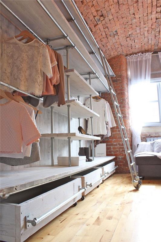 Modularna garderobna omara za preprosto shranjevanje oblačil, ideja postavitve spalnice slavne ženske, stena iz rdeče opeke v slogu new york