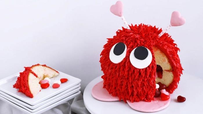 originalna otroška rojstnodnevna torta elmo v obliki krogle, prekrite z rdečo glazuro z uporabo okrasne konice cevi