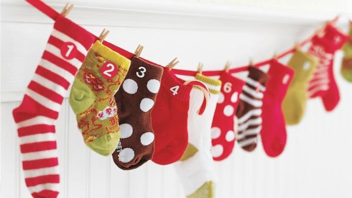 praznujte božič z izvirnim koledarjem iz visečih nogavic
