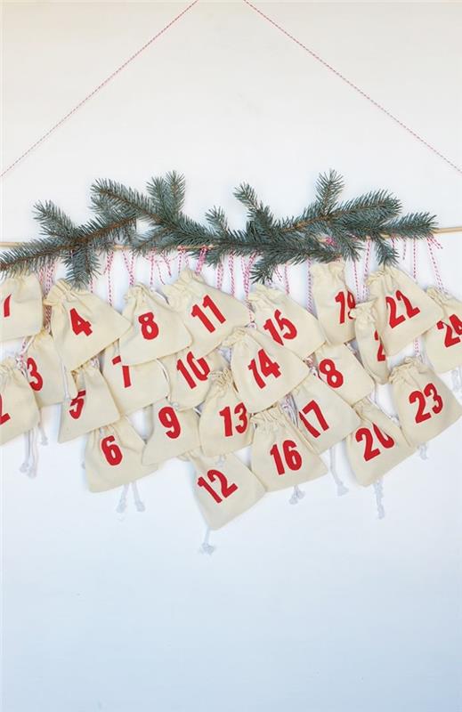 Mini asılı kumaş çantalar ile DIY varış takvimi çam dalları anaokulu Noel DIY örneği
