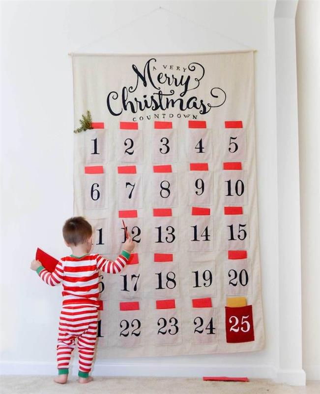 originalus drobės Advento kalendorius su kišenėmis staigmenoms atvirukai ir ant jo užrašytos linksmų Kalėdų raidės, Kalėdų sienų apdaila