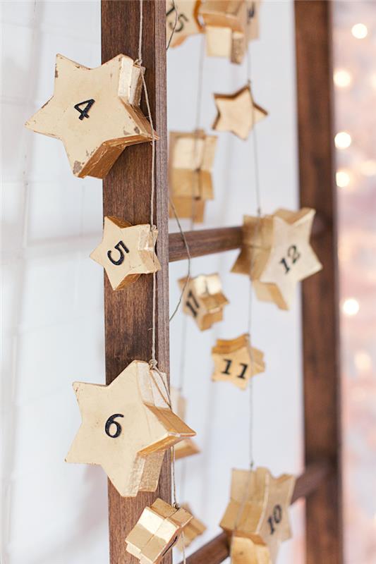 dekoratyvinės medinės kopėčios su mažomis dėžutėmis sunumeruotos auksinės žvaigždės pavidalu su lengva girlianda, Advento kalendorius vaikams ir suaugusiems