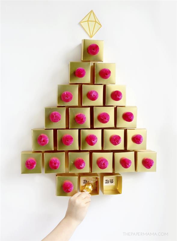 „Pasidaryk pats“ advento kalendorius su auksinėmis dėžutėmis, papuoštomis rožinėmis pompomis su mažais saldainiais viduje