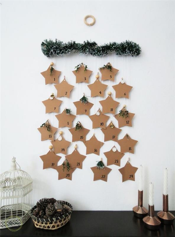 Kalėdų amatus, pasidarykite originalų advento kalendorių, kabantį ant sienos su mediniu rėmu ir rudo popieriaus žvaigždėmis